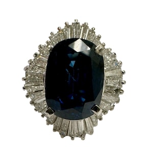 Anillo de cóctel estilo bailarina de platino vintage con zafiro azul ovalado y diamantes de 6,91 cts. con certificación GIA
