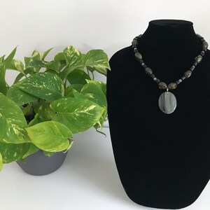 Mixed Bead Halskette mit einem Grünen Stein Anhänger