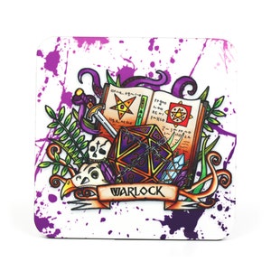 Puede incluir: Posavasos cuadrado con un diseño de fantasía. Presenta un dado de veinte caras morado y dorado, un libro de hechizos, una espada y una calavera. La palabra "Warlock" está escrita en una pancarta. Salpicaduras de pintura morada en el fondo.