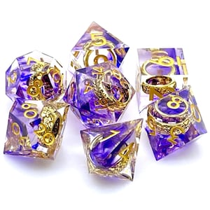 Puede incluir: Juego de siete dados poliédricos con base de resina transparente, con remolinos morados y detalles de anillos dorados. Los dados tienen números dorados y están diseñados para juegos de mesa.