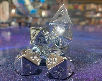 Juego de dados poliédricos con efecto metálico brillante y baño de plata para DnD, Dungeons and Dragons y juegos de rol de mesa.