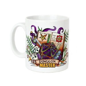 Può includere: Tazza in ceramica bianca con un'illustrazione colorata di un dado a venti facce, una spada, uno scheletro e un libro aperto con il testo "Dungeon Master".