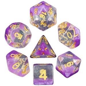 Puede incluir: Juego de siete dados poliédricos en tonos morados y dorados. Los dados están hechos de un material translúcido con numeración dorada. El juego incluye un D4, D6, D8, D10, D12, D20 y un dado de porcentaje.