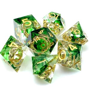 Può includere: Set di sette dadi poliedrici con base in resina trasparente, vortici verdi e numeri ed elementi decorativi dorati. Progettati per giochi di ruolo da tavolo.