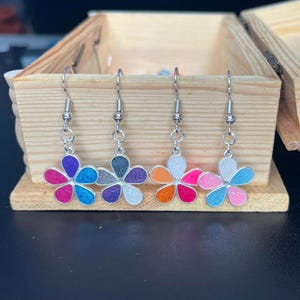 Pendientes de flores con la bandera del orgullo y opción de clip: Arcoíris Gay, Trans, Bi, Lesbian, Pan, Asexual, No binario