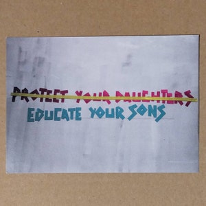 Educate Your Sons - Postal de fotografía de arte de cinta