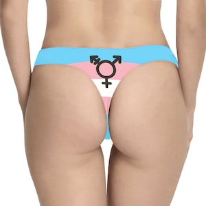 Könnte beinhalten: Ein blauer und rosa Unterwäsche mit einem Transgender-Symbol auf der Rückseite.