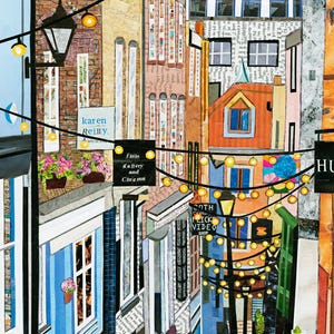 Puede incluir: Un collage de técnica mixta que representa una calle estrecha con edificios de ladrillo y pintados, con guirnaldas de luces, un farol negro y letreros que dicen Karen Reilly, Finis Gallery and Cinema y 20th Century Flick Video Shop.