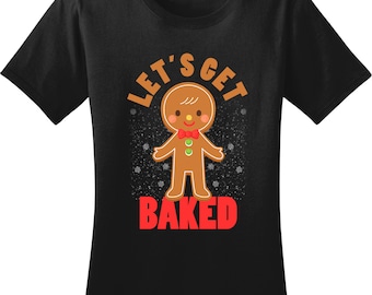 女性向けのおもしろいクリスマスジンジャーブレッドシャツ、おもしろいジンジャーブレッドシャツ、おもしろいクリスマスシャツ、クリスマスホリデーシャツ、レッツゲットベイクドレディースシャツ