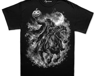 Pode incluir: Uma t-shirt preta de manga curta com uma estampa gráfica de um cavaleiro sem cabeça montado num cavalo enquanto segura uma abóbora. O design inclui uma lua cheia e fumo rodopiante em tons de preto, branco e cinzento.