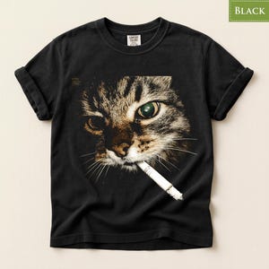 Camiseta Comfort Colors® con diseño divertido de gato fumando un cigarrillo, ideal para amantes de los gatos.