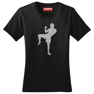 Op de afbeelding: Zwart t-shirt met een wit silhouet van een vechtsporter in een trapbeweging, samengesteld uit namen. De tekst "FHRITP" is rood gedrukt op de bovenrug van het shirt.