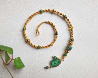 Fascia per capelli in macramè dorato con gemma verde e pendente nella parte inferiore, fascia per dreadlock in stile boho, realizzata a mano, accessorio per capelli da festival, gioiello per capelli