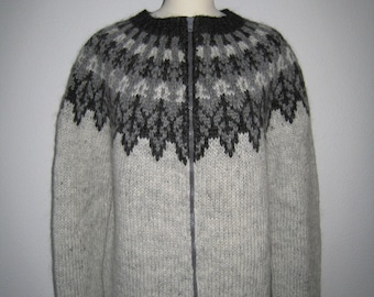 Handmade Icelandic wool sweater or „Lopapeysa“ as we call it, knitted in Iceland.