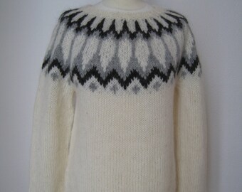 Handmade Icelandic wool sweater or „Lopapeysa“ as we call it, knitted in Iceland.