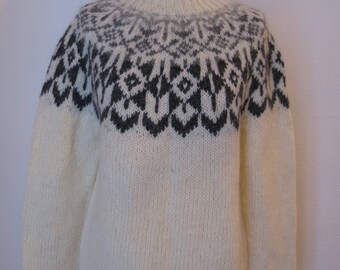 Handmade Icelandic wool sweater or „Lopapeysa“ as we call it, knitted in Iceland.