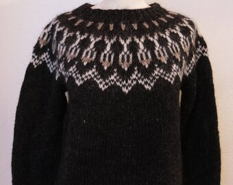 Handmade Icelandic wool sweater or „Lopapeysa“ as we call it, knitted in Iceland.