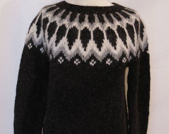Handmade Icelandic wool sweater or „Lopapeysa“ as we call it, knitted in Iceland.