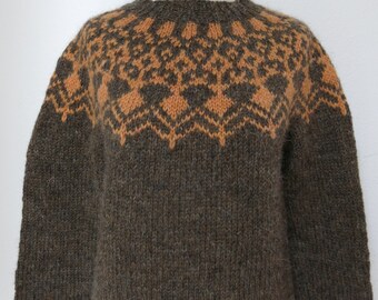 Handmade Icelandic wool sweater or „Lopapeysa“ as we call it, knitted in Iceland.