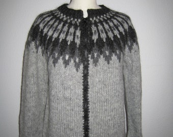 Handmade Icelandic wool sweater or „Lopapeysa“ as we call it, knitted in Iceland.