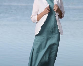 Completo due pezzi in lino, composto da giacca corta e abito lungo senza maniche.