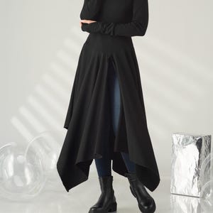 Longue tunique asymétrique noire, robe avant-gardiste à col roulé, ouverture pour le pouce