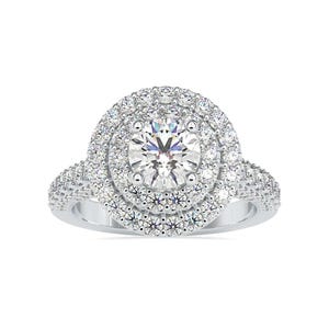 Puede incluir: Un anillo de compromiso de plata con un gran diamante redondo central rodeado de dos filas de diamantes m&aacute;s peque&ntilde;os.