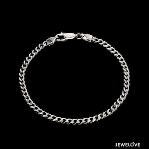 Puede incluir: Una pulsera de cadena de metal color plata que presenta una serie de eslabones de bordillo entrelazados. La pulsera se asegura con un mecanismo de cierre de langosta en la parte superior, que incluye una pequeña etiqueta de metal grabada con el texto JEWELOVE.
