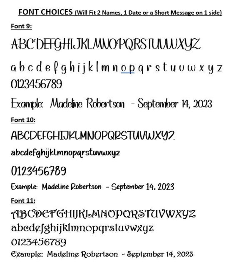 Op de afbeelding: Afbeelding met lettertypekeuzes voor gepersonaliseerde items. Toont drie lettertypestijlen, elk met hoofdletters en kleine letters, cijfers en een voorbeeld van een naam en datum. De tekst luidt: "FONT CHOICES (Will Fit 2 Names, 1 Date or a Short Message on 1 side)"