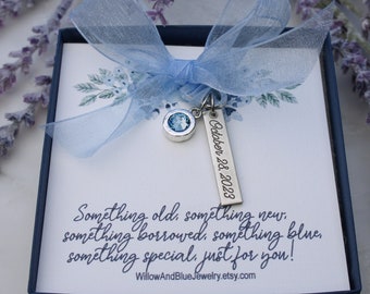 Cadeau de mariée gravé d'une amie de maman, quelque chose de bleu pour la mariée, breloque bouquet de quelque chose de bleu, cadeau de mariée de maman, date de mariage