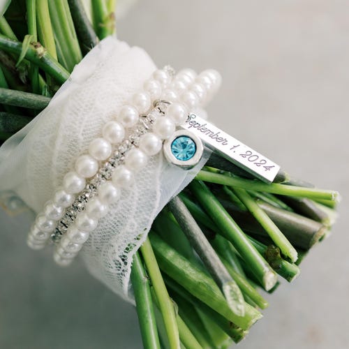 Cadeau de mariée gravé de la part d'une amie maman, Quelque chose de bleu pour la mariée, Breloque bouquet Quelque chose de bleu, Cadeau de mariée de la maman, Breloques de mariée, Date du mariage