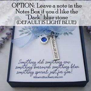 Op de afbeelding: Marineblauwe geschenkdoos met lichtblauw lint en zilveren bedel met blauwe steen en gegraveerde tag "October 28, 2023". De doos bevat een kaart met de tekst "Something old, something new..." en de Etsy shopnaam.