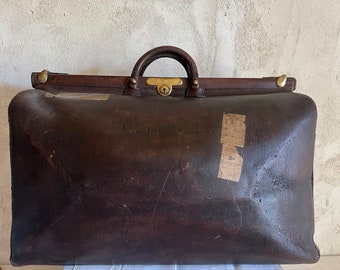 Antique English Large Gentleman's Leather Gladstone Bag. Travel bag. LARGE SIZE. Stunning skated.