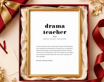 Peut inclure: Une impression encadrée en or présentant la définition de type dictionnaire d'un professeur de théâtre. Le texte indique : drama teacher, noun, creative, dynamic, inspirational. Il inclut un paragraphe descriptif sur le guidage des élèves.