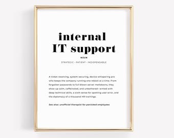 Peut inclure: Un cadre doré contenant une impression avec les mots "internal IT support" en gras noir, avec une définition en dessous. La définition décrit le rôle du support informatique, soulignant leurs compétences et responsabilités.