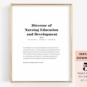 Könnte beinhalten: Druckbarer Kunstdruck mit goldenem Rahmen und weißem Hintergrund. Der Text lautet "Direktor für Pflegebildung und -entwicklung" mit einer Definition darunter. Der Text "INSTANT DOWNLOAD" und "5 PRINT RATIOS" ist ebenfalls im Bild enthalten.