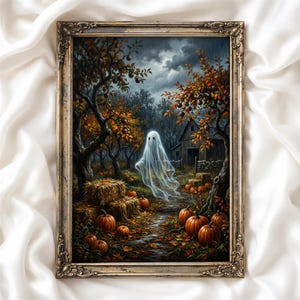 Puede incluir: Una lámina de arte enmarcada que muestra un fantasma blanco brillante flotando en un huerto otoñal al atardecer. La escena incluye calabazas naranjas, balas de heno apiladas, árboles oscuros con hojas caídas y un granero rústico bajo un cielo tormentoso.
