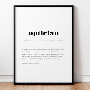 Op de afbeelding: Een zwart ingelijste wandkunstprint met een woordenboekdefinitie van het zelfstandig naamwoord optician. De tekst bevat de beschrijvingen detail-driven, frame-fluent en optically-precise, gevolgd door een alinea over het beroep.