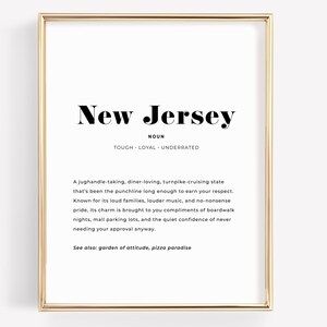 Puede incluir: Una impresión enmarcada con un marco dorado. La impresión presenta las palabras "New Jersey" en negrita, en negro, con la definición del estado debajo. El texto describe las características y el encanto del estado.