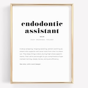 Może przedstawiać: Oprawiony wydruk z napisem "endodontic assistant" pogrubioną, czarną czcionką. Definicja zawiera słowa "spokojny, zorganizowany, skupiony". Rama jest złota.