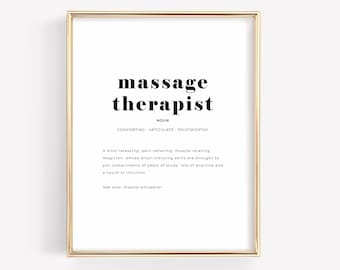 Op de afbeelding: Een zwart-witte printbare kunstprint met de tekst "massage therapist", gedefinieerd als een "knoopontbindende, pijnverlichtende, spierontspannende tovenaar" met de woorden "troostend, duidelijk, betrouwbaar" eronder. De tekst "Zie ook: spierfluisteraar" staat onderaan de print.