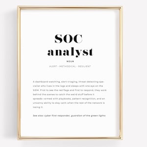 Peut inclure: Une affiche encadrée avec un cadre doré. L'affiche présente les mots "SOC analyst" en gras noir, avec une définition en dessous. La définition comprend les mots "ALERT, METHODICAL, RESILIENT".