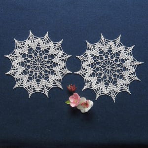2 Häkelspitze Deckchen Set