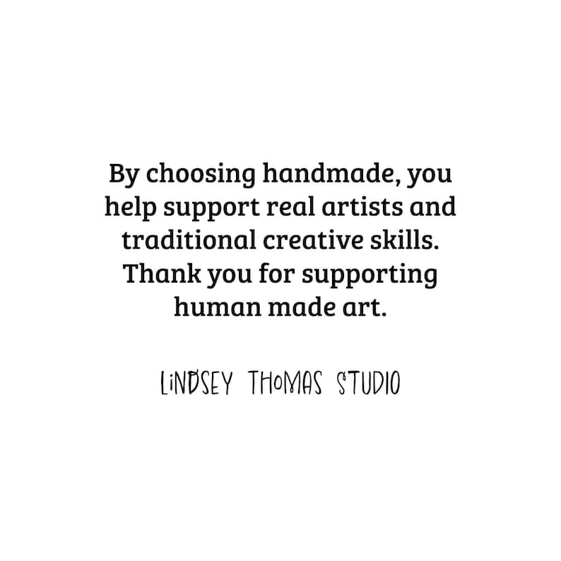 Pode incluir: Fundo branco com texto preto. O texto diz: "Ao escolher feito &agrave; m&atilde;o, voc&ecirc; ajuda a apoiar artistas reais e habilidades criativas tradicionais. Obrigado por apoiar a arte feita pelo homem. LINDSEY THOMAS STUDIO."