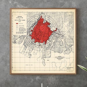 Daños del bombardeo atómico de Hiroshima: Impresión de mapa vintage de la Segunda Guerra Mundial, arte mural alto y estrecho