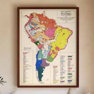 Könnte beinhalten: Eine gerahmte Vintage-Karte von Südamerika mit einer farbenfrohen geologischen oder politischen Darstellung. Die Karte wird über einer Holzbank mit weißen Kissen angezeigt. Eine kleine Topfpflanze steht vor der Bank.