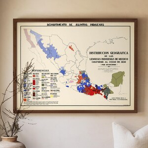 Könnte beinhalten: Eine gerahmte Vintage-Karte von Mexiko mit dem Titel "DISTRIBUCION GEOGRAFICA DE LAS LENGUAS INDIGENAS DE MEXICO" hängt über einer Holzbank. Die Karte zeigt eine farbenfrohe Verteilung der indigenen Sprachen. Eine Keramikvase mit Zweigen und ein weißes Kissen vervollständigen die Szene.