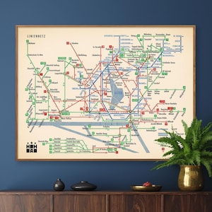 Puede incluir: Un mapa del sistema de metro de Hamburgo de estilo vintage, impreso en papel blanco y enmarcado en un marco de madera marrón. El mapa muestra las diferentes líneas y estaciones del metro, con la ciudad de Hambourg en el centro. El mapa está titulado "Liniennetz" y presenta el escudo de armas de Hamburgo en la esquina inferior izquierda.