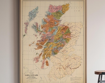 Może przedstawiać: Oprawiona mapa w stylu vintage zatytułowana Clans of Scotland, z kremowym tłem, wielokolorowymi regionami reprezentującymi różne szkockie klany, czarnymi liniami siatki oraz szczegółowym tekstem geograficznym nadrukowanym na powierzchni.