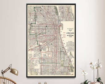 Puede incluir: Un mapa vintage de Chicago, Illinois, impreso en blanco y negro con líneas rojas y verdes, enmarcado en negro, colgado en una pared blanca sobre un escritorio de madera con una lámpara y dos plantas en maceta.